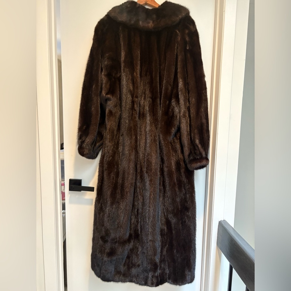 Elegant Blackglama Dark Ranch Mink Coat - Picture 5 of 12